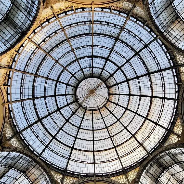 Cúpula de vidro e ferro da Galleria Vittorio Emanuele II vista de baixo, com fachadas ornamentadas ao redor